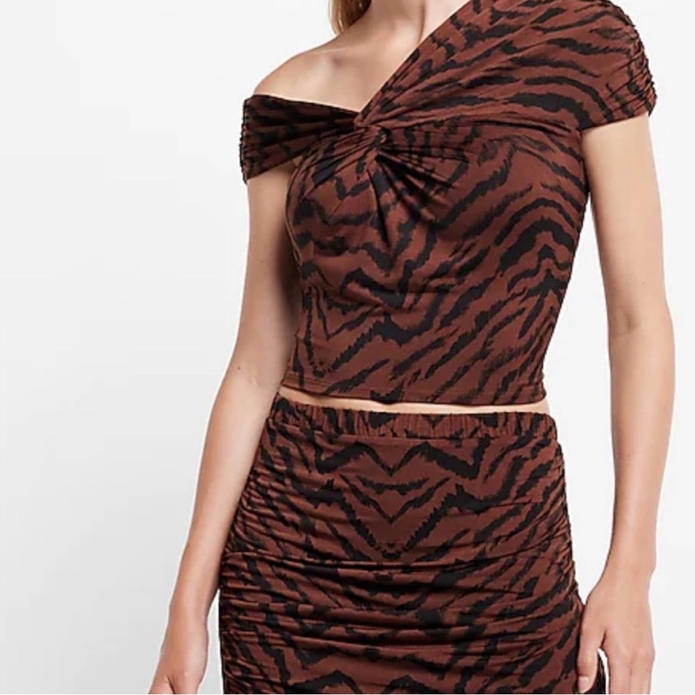Asymmetrical Tiger Print Off-Shoulder Too